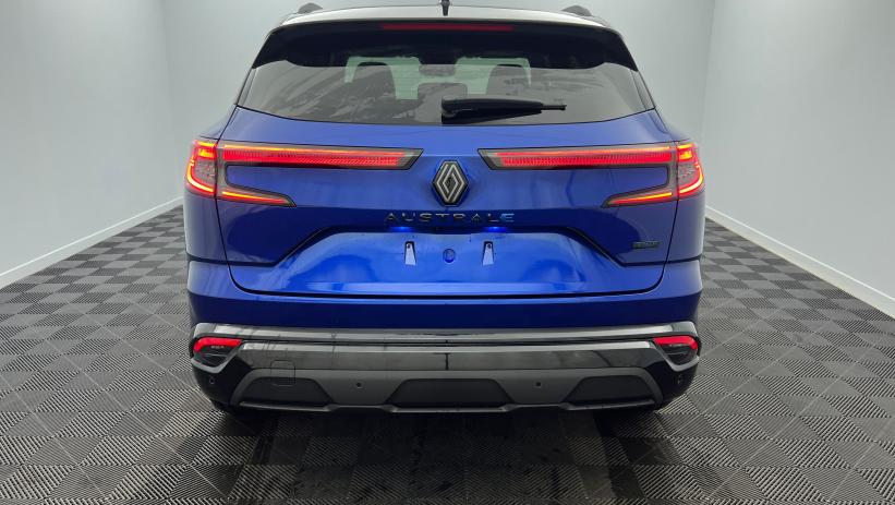 Aperçu du véhicule : E-Tech full hybrid 200 Techno esprit Alpine Bleu Iron - Toit Noir Etoilé avec 2850€ d'équipements inclus