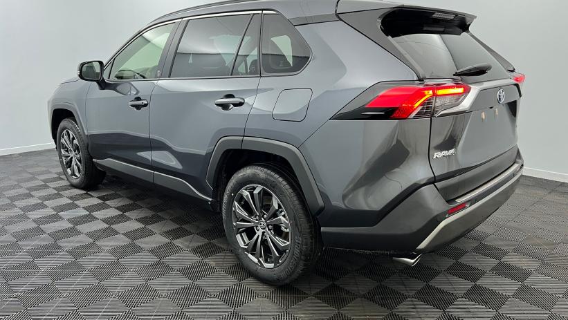 Aperçu du véhicule : Hybride 218 ch 2WD Dynamic Gris Atlas avec 3150€ d'équipements inclus