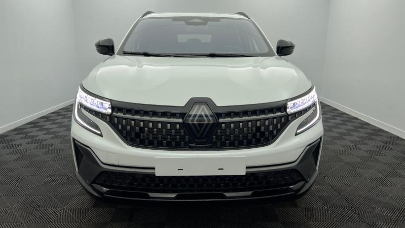 Aperçu du véhicule : E-Tech full hybrid 200 esprit Alpine Blanc Nacré avec 1000€ d'équipements inclus