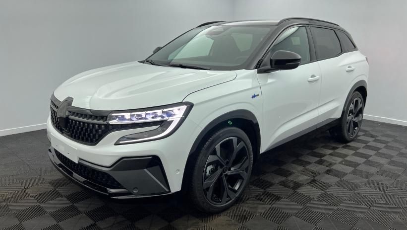 Aperçu du véhicule : E-Tech full hybrid 200 Techno esprit Alpine Blanc Nacré Toit Noir Etoilé avec 2850€ d'équipements inclus