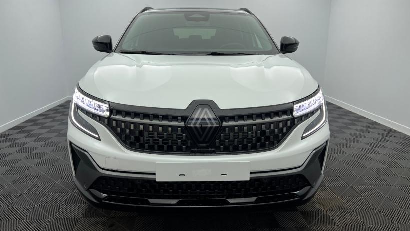 Aperçu du véhicule : E-Tech full hybrid 200 Techno esprit Alpine Blanc Nacré Toit Noir Etoilé avec 2850€ d'équipements inclus