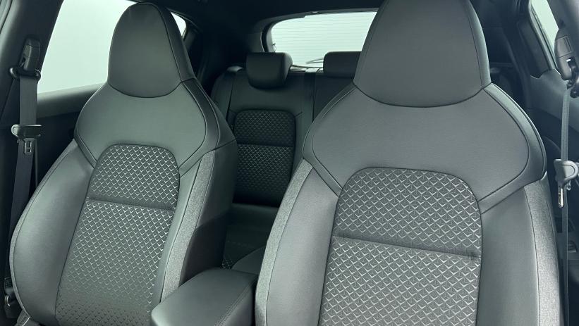 Aperçu du véhicule : HYBRID 143 N-Connecta Noir Kuro - toit Rouge Fuji avec 2500€ d'équipements inclus