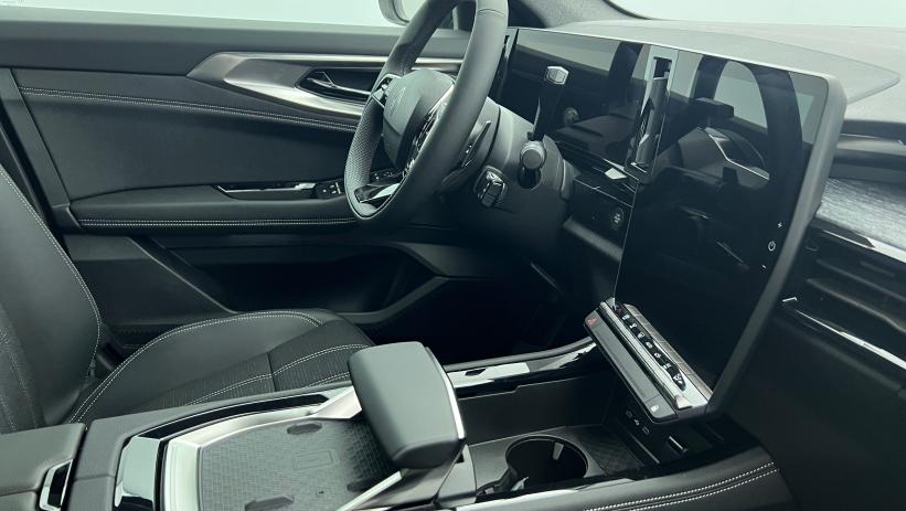 Aperçu du véhicule : E-Tech full hybrid 200 Techno Noir Etoilé avec 1600€ d'équipements inclus