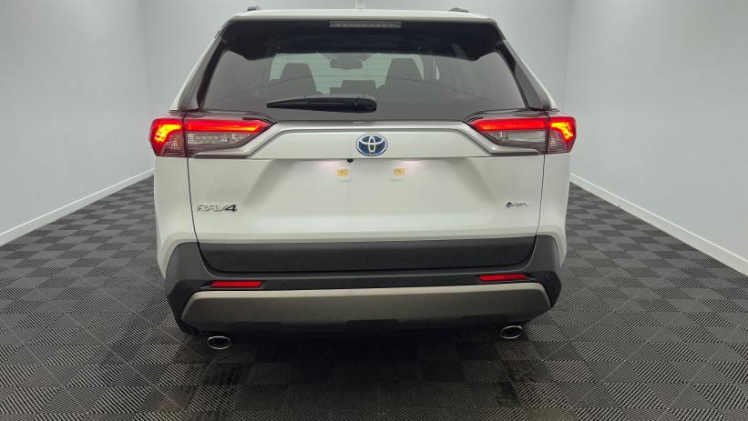 Aperçu du véhicule : Hybride 218 ch 2WD Dynamic Blanc Lunaire Nacré avec 3100€ d'équipements inclus