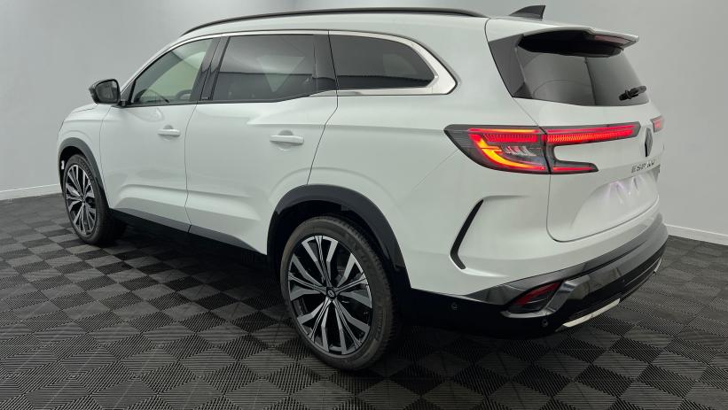 Aperçu du véhicule : E-Tech full hybrid 200 Iconic Blanc Nacré avec 1000€ d'équipements inclus