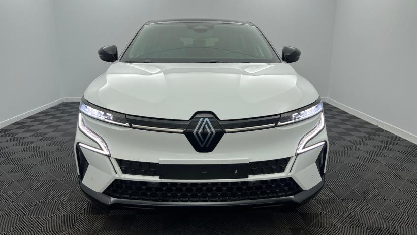 Aperçu du véhicule : 220 ch autonomie confort Techno Blanc glacier - Toit Noir Etoilé avec 4000€ d'équipements inclus