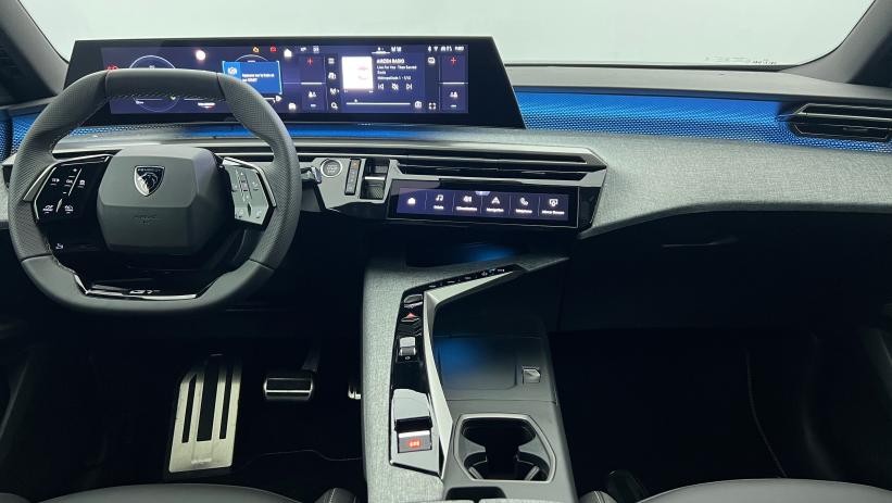 Aperçu du véhicule : Nouveau Hybrid 145 e-DCS6 GT Noir Perla Nera avec 4000€ d'équipements inclus