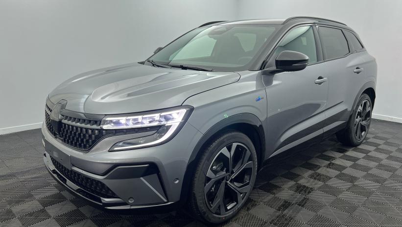 Aperçu du véhicule : E-Tech full hybrid 200 Techno esprit Alpine Gris Schiste - Toit Noir Etoilé avec 2400€ d'équipements inclus