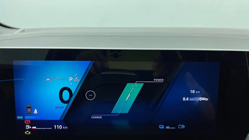 Aperçu du véhicule : E-Tech full hybrid 200 Techno Blanc Nacré - Toit Noir Etoilé avec 2650€ d'équipements inclus