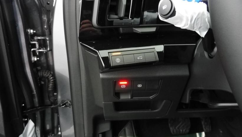 Aperçu du véhicule : 1.2 E-TECH FULL HYBRID 200CH ICONIC- 24