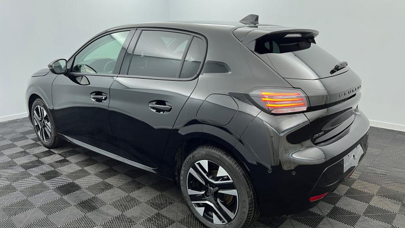 Aperçu du véhicule : Nouvelle 100 ch BVM6 Allure Noir Perla Nera avec 2200€ d'équipements inclus