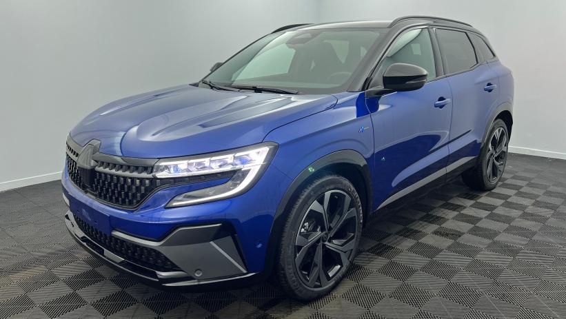 Aperçu du véhicule : E-Tech full hybrid 200 Techno esprit Alpine Bleu Iron - Toit Noir Etoilé avec 2850€ d'équipements inclus
