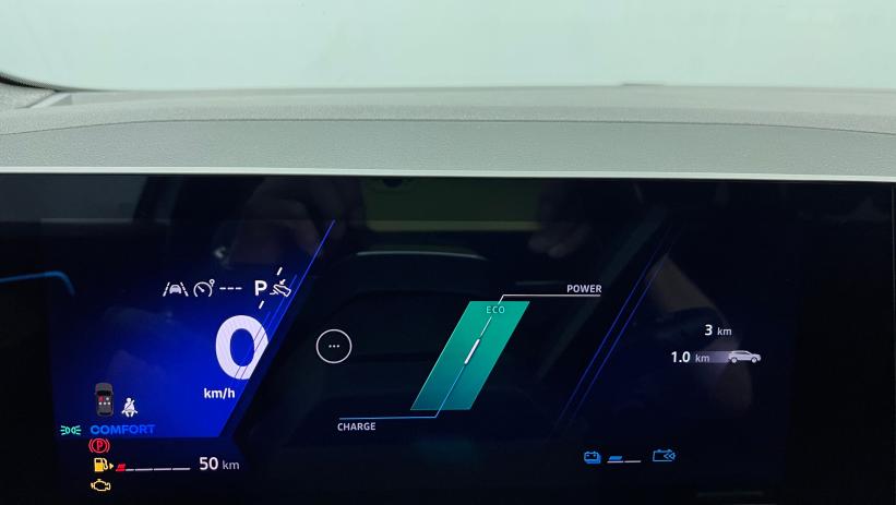 Aperçu du véhicule : E-Tech full hybrid 200 Techno esprit Alpine Blanc Nacré Toit Noir Etoilé avec 2850€ d'équipements inclus