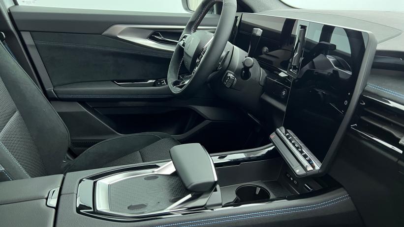 Aperçu du véhicule : E-Tech full hybrid 200 Techno esprit Alpine Blanc Nacré Toit Noir Etoilé avec 2850€ d'équipements inclus