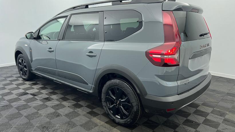 Aperçu du véhicule : Hybrid 140 7 places Extreme Gris Urbain avec 2000€ d'équipements inclus