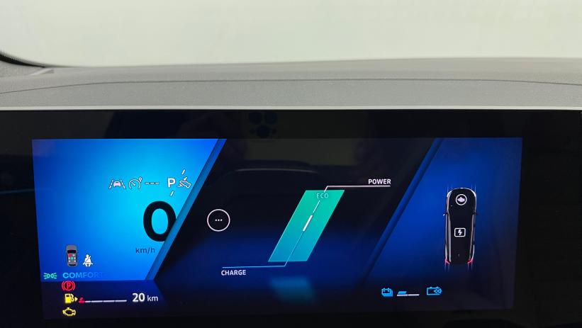 Aperçu du véhicule : E-Tech full hybrid 200 Iconic Blanc Nacré avec 1000€ d'équipements inclus