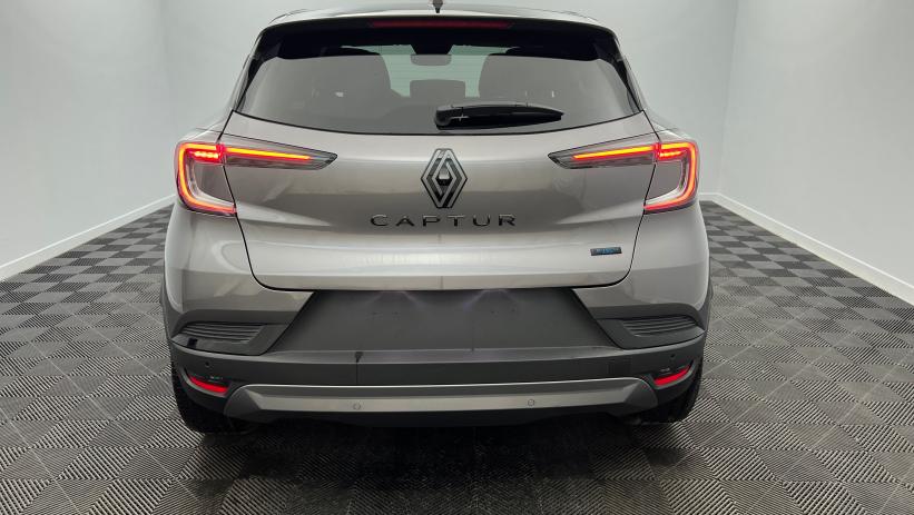 Aperçu du véhicule : E-Tech full hybrid 160 ch esprit Alpine Gris Cassiopée - Toit Noir Etoilé avec 2150€ d'équipements inclus