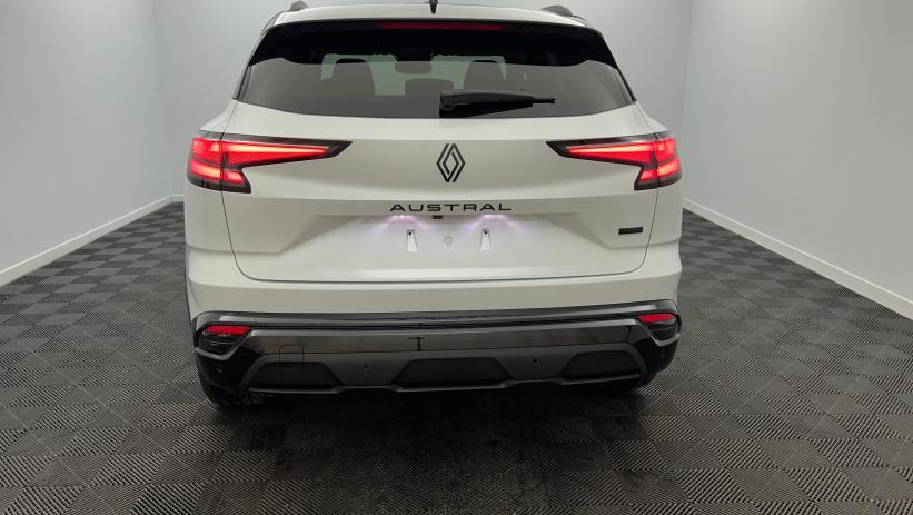 Aperçu du véhicule : full hybrid E-Tech 200 ch Esprit Alpine Blanc Nacré - Toit Noir Etoilé avec 3450€ d'équipements inclus