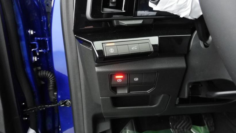 Aperçu du véhicule : 1.2 E-TECH FULL HYBRID 200CH ICONIC- 24
