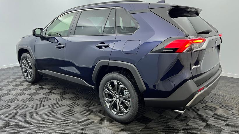 Aperçu du véhicule : Hybride 218 ch 2WD Dynamic Bleu de Prusse avec 2850€ d'équipements inclus
