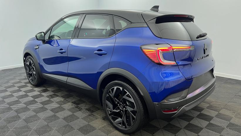 Aperçu du véhicule : Nouveau E-Tech full hybrid 145 esprit Alpine Bleu iron - toit noir étoilé avec 3400€ d'équipements inclus