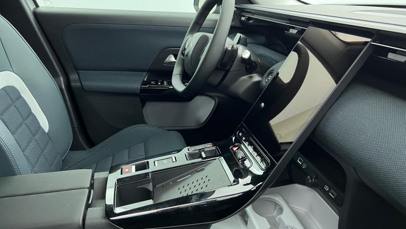 Aperçu du véhicule : Nouveau Hybrid 145 ch e-DCS6 Plus Blanc Okénite - Toit Noir Perla Nera avec 2550€ d'équipements inclus