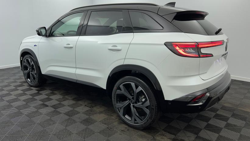 Aperçu du véhicule : E-Tech full hybrid 200 Techno esprit Alpine Blanc Nacré Toit Noir Etoilé avec 2850€ d'équipements inclus