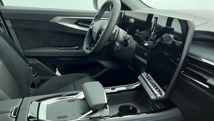 Aperçu du véhicule : E-Tech full hybrid 200 Techno esprit Alpine Bleu Iron - Toit Noir Etoilé avec 2850€ d'équipements inclus