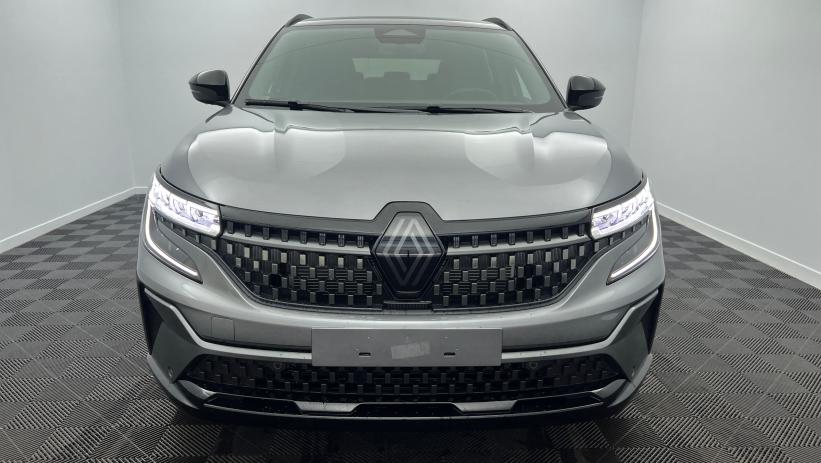 Aperçu du véhicule : E-Tech full hybrid 200 Techno esprit Alpine Gris Schiste - Toit Noir Etoilé avec 2400€ d'équipements inclus