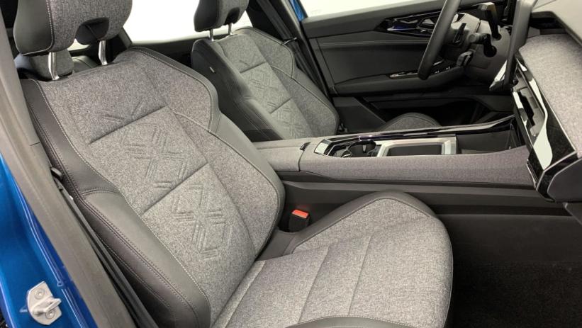 Aperçu du véhicule : FULL HYBRID E-TECH 200 CH EVOLUTION