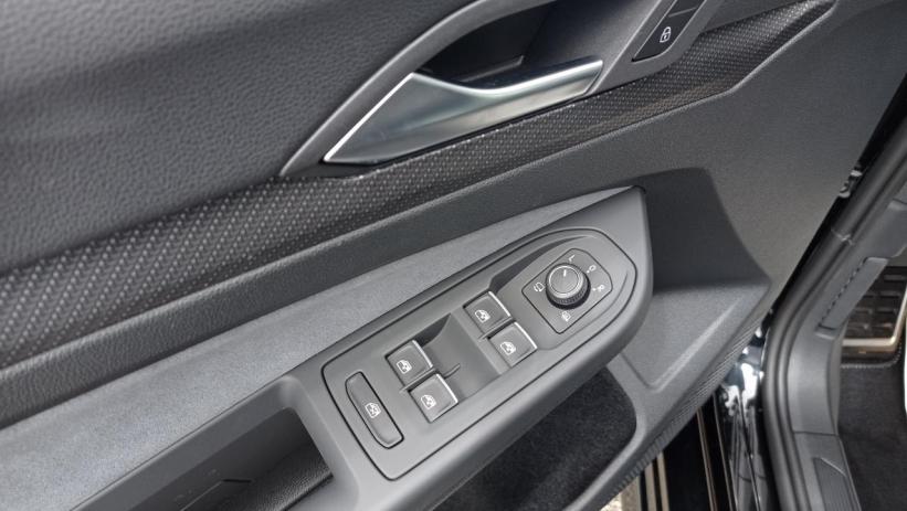 Aperçu du véhicule : R-LINE 2.0 TDI 150CV DSG 7 + LED MATRIX + JA 18 + NEUF 0KM