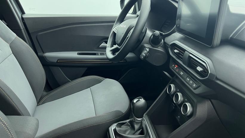 Aperçu du véhicule : Hybrid 140 7 places Extreme Gris Urbain avec 2000€ d'équipements inclus