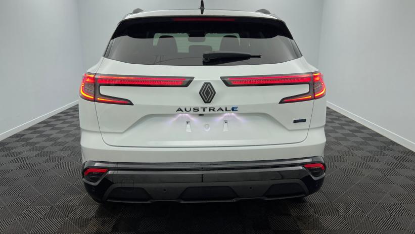 Aperçu du véhicule : E-Tech full hybrid 200 Techno esprit Alpine Blanc Nacré Toit Noir Etoilé avec 2850€ d'équipements inclus