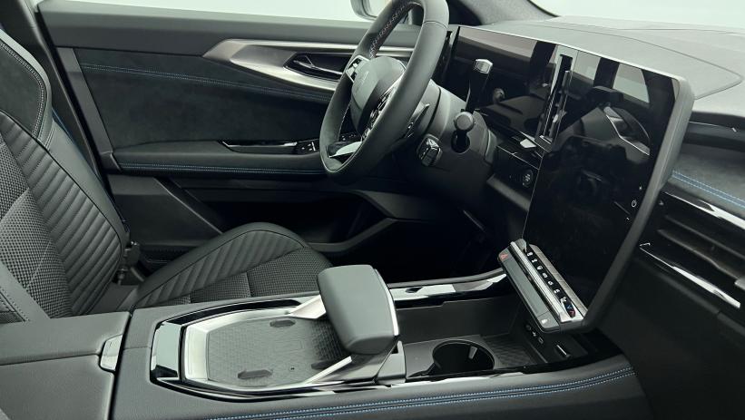 Aperçu du véhicule : full hybrid E-Tech 200 ch Esprit Alpine Blanc Nacré - Toit Noir Etoilé avec 3450€ d'équipements inclus