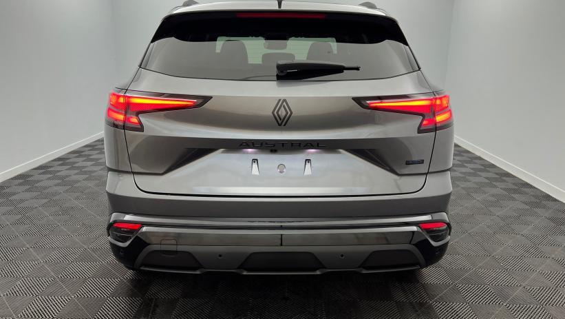 Aperçu du véhicule : full hybrid E-Tech 200 ch Esprit Alpine Gris Schiste - Toit Noir Etoilé avec 3549€ d'équipements inclus