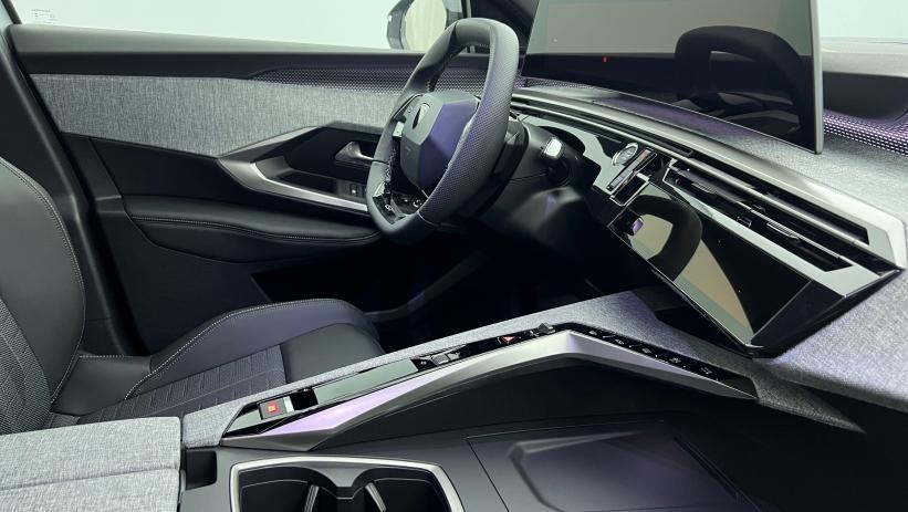 Aperçu du véhicule : Nouveau Hybrid 145 e-DCS6 GT Blanc Okénite avec 3750€ d'équipements inclus