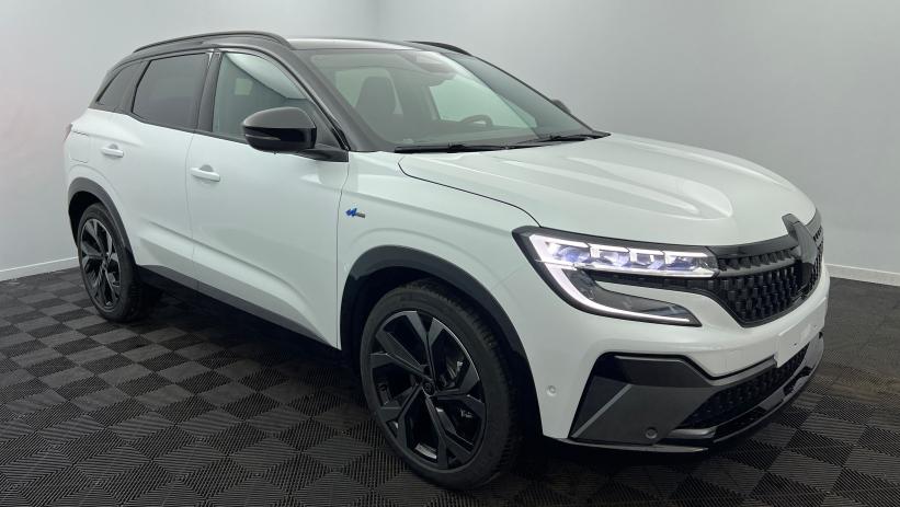 Aperçu du véhicule : E-Tech full hybrid 200 Techno esprit Alpine Blanc Nacré Toit Noir Etoilé avec 2850€ d'équipements inclus